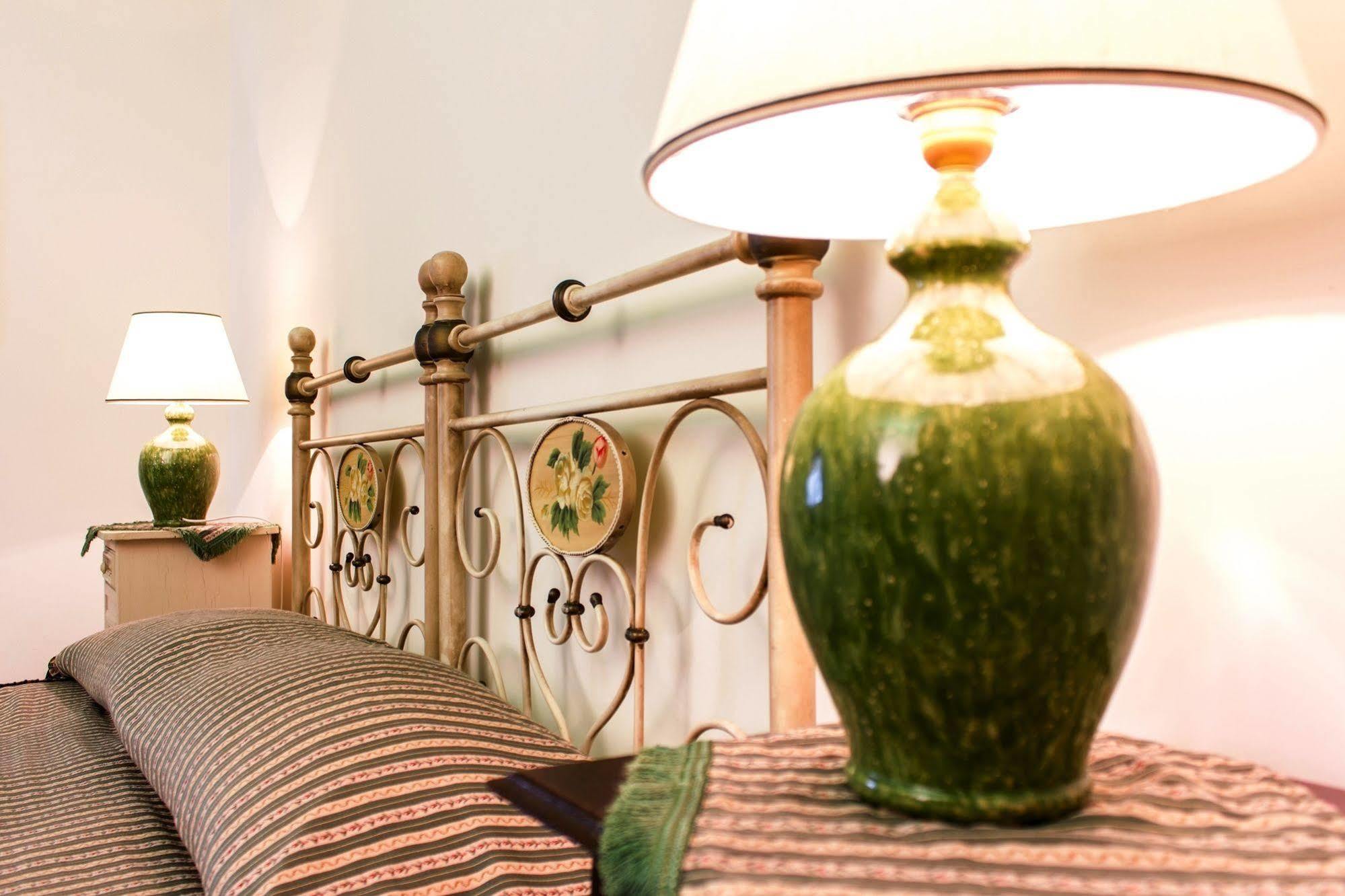 Bed and Breakfast Anticadimora Dei Pepe Salve Exterior foto